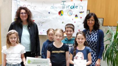 Bild: Magdalena Reger/exb
Schüler der Klasse 3a übergaben zusammen mit der Rektorin Diana Dippel einen symbolischen Scheck an Sibylle Männer vom Kinderschutzbund Tirschenreuth.