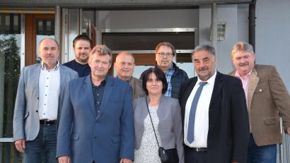 Bild: fla
Bei der Feier des 20-jährigen Dienstjubiläums als Rathauschef: Bürgermeister Josef Beimler mit Ehefrau Hilde und dem Hostauer Bürgermeister Miroslav Rauch (vorne, von rechts) sowie stellvertretendem Bürgermeister Hans-Peter Reil, Partnerschaftsbeauftragtem Uli Völkl, den Stellvertreter des tschechischen Bürgermeisters, Karel Brabec und Milos Hutkay, sowie stellvertretendem Bürgermeister Roman Bauer (hinten, von rechts). Sie alle verbindet nicht nur die Partnerschaft der beiden Gemeinden, sondern mittlerweile auch eine echte Freundschaft.