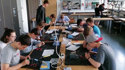 Bild: FOS/BOS Marktredwitz/exb
Einblicke in den Technikbereich der FOS Marktredwitz erhielten Neuntklässler der Realschule im Stiftland bei einem Workshop.