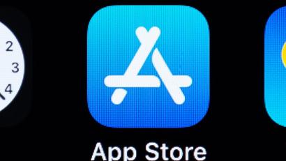 Symbolbild: Silas Stein/dpa
Apps außerhalb des App-Stores können Schadsoftware enthalten, weil sie nicht kontrolliert werden.