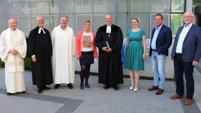 Bild:  Kliniken Nordoberpfalz, Michael Reindl/exb
Seit 1995 war Sabine Dachauer (Vierte von links) in der Krankenhausseelsorge tätig. Jetzt wurde sie verabschiedet.