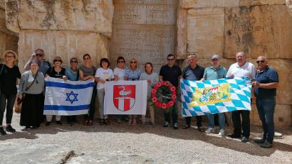 Bild: oe
In der Holocaust-Gedenkstätte Jad Vashem in Jerusalem legte die Delegation mit 2. Bürgermeister Georg Paulus (Vierter von rechts) und Gemeinderat Stefan Badura (Fünfter von rechts) einen Kranz nieder und gedachte der ermordeten Juden.
