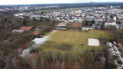 Luftbild: Gustl Beer
Obwohl sie zunächst das Vorkaufsrecht gezogen hat, gibt die Stadt Weiden das Turnerbund-Gelände - hier der Blick Richtung Hammerweg - nun komplett an einen privaten Investor ab. Er soll darauf 300 Wohnungen bauen, darunter rund 90 Sozialwohnungen. Die Mehrheit des Stadtrats sieht keine andere Möglichkeit, das Projekt sonst zu realisieren.
