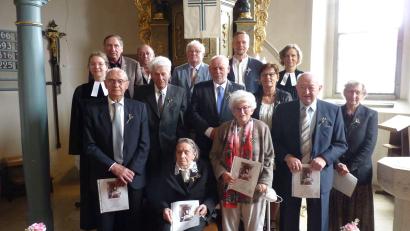 Bild: Tanja Appel/exb
Diese Frauen und Männer erinnerten sich in Hirschbach an ihre Konfirmation und holten sich nach den vergangenen Jahrzehnten erneut den Segen Gottes.