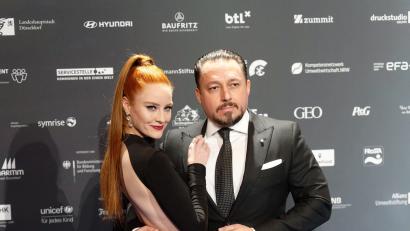 Bild: Henning Kaiser/dpa
Model Barbara Meier und ihr Ehemann Klemens Hallmann kommen im Dezember 2021 zur Verleihung des Deutschen Nachhaltigkeitspreises ..