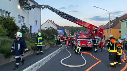 Bild: kro
Die Feuerwehren aus Konnersreuth und Waldsassen mussten am Mittwoch wegen eines Zimmerbrands ausrücken.
