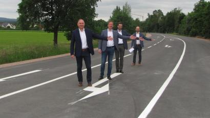 Bild: sei
Hier geht´s lang. Bürgermeister Richard Kammerer, Baudirektor Tobias Bäumler, Landtagsabgeordneter Stephan Oetzinger und Baurat Felix Steghöfer (von links) freuen sich über die neue Linksabbiegespur und das Ende der Sanierungsarbeiten auf der Staatstraße.