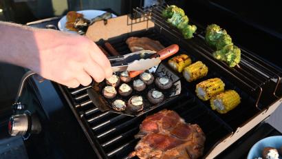 Bild: Bernd Weißbrod/dpa
Entscheidend für die Klimabilanz beim Grillen ist weniger das verwendete Gerät - sondern das, was auf den Rost kommt.