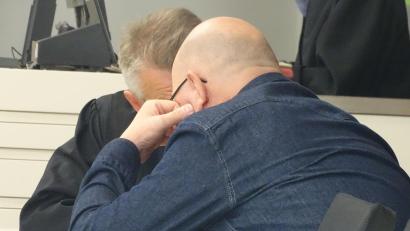 Bild: Houschka
"Joe", der Rauschgiftdealer aus Burglengenfeld (im Vordergrund), hatte allen Grund, sich mit seinem Anwalt Hemut Mörtl (Regensburg) zu besprechen. Am Ende eines dreitägigen Prozesses bekam der 61-Jährige neuneinhalb Jahre Haft.