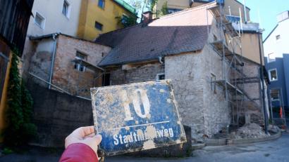 Bild: Gabi Schönberger
Mörtelspritzer auf der Hausnummerntafel des Stadtmühlwegs 10 zeigen an, dass das Haus derzeit saniert und wieder bewohnbar gemacht werden soll. Dazu gehört auch der Anschluss des Anwesens ans Wasser und Kanalnetz.