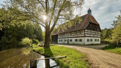 Bild: Florian Trykowski/www.bayern.by
Diese alte Mühle ist im Freilandmuseum Neusath-Perschen zu bewundern. Die Mühlen gehörten zu den Keimzellen des modernen Maschinenbaus: Die Müller wussten um die Technik, die es zum Mahlen bedurfte.