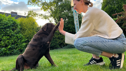 Bild: Mario Schäfer
Wiebke Elges ist zu Besuch bei ihren Eltern und genießt die Zeit mit der Labrador-Hündin Laika.