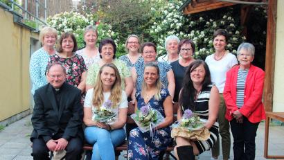 Bild: stg
Die neue Vorstand des Frauenbundes Waldeck mit dem Führungsteam, das (sitzend von rechts) Lisa Schiml, Stefanie Schrembs und Elisabeth Zintl bilden. Auf die Zusammenarbeit freute sich Geistlicher Beirat Pfarrer Heribert Stretz.