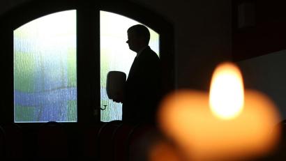 Symbolbild: Sebastian Willnow/dpa
Ein Bauvorhaben eines Bestattungsunternehmens findet bei einer großen Mehrheit im Gemeinderat Illschwang Zustimmung.