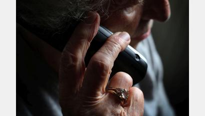 Symbolbild: Karl-Josef Hildenbrand/dpa
Mit schönen Worten versprechen Unbekannte vor allem älteren Menschen Geldgewinne. Die Polizei rät, in solchen Fällen gleich aufzulegen.