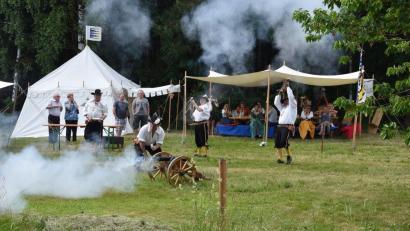 Bild: bey
Endlich wieder mal ein richtiges Feuer entzünden und wie im Mittelalter leben. Das ist der Wunsch des Burgfähnleins Parkstein für die Zukunft. Bei einem Zusammentreffen mit den bisherigen Landsknechten und Marketenderinnen soll die Bereitschaft zum weiteren Mitmachen erfragt werden. Vor allem hofft das Burgfähnlein aber auf neue Aktive.
