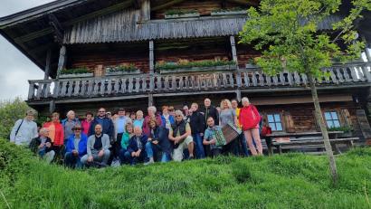 Bild: Alexander Hecht/exb
Die Reisegruppe auf dem Söller Bromberg vor dem Bergdoktor-Wohnhaus „Gruberhof“ mit den Reiseleitern Anni König und Alexander Hecht.