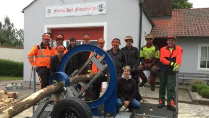 Bild: fz
Der Spannungssimulator stellt nach, was bei Windwurf auf die Feuerwehr zukommen kann. Mit Hilfe des Geräts üben Aktive der Feuerwehren Michldorf und Engleshof das Zerlegen von umgestürzten Bäumen.