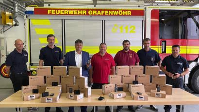 Bild: xri
Bürgermeister Edgar Knobloch überreichte an die Kommandanten Alexander Richter, Carsten Englhardt, Marco Arnold, Manfred Krauß, Siegfried Regner und Mario Schneider 130 nagelneue Pager mit einem Gesamtwert von rund 70.000 Euro.