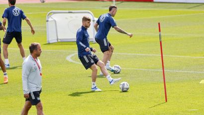 Bild: Daniel Löb/dpa
Auf dem Trainingsplatz hat Bundestrainer Hansi Flick (l) alles im Blick und duldet keinen Schlendrian.