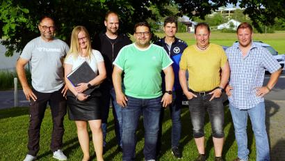 Bild: bkr
Mit Bürgermeister Thomas Kaufmann (Mitte) ist das Organisationsteam für das diesjährige Bürgerfest siebenköpfig. Auch Roman Schmidt, Katja Busch, Bastian Veigl, Reiner Ullmann sowie Matthias und Florian Hösl (von links) haben bereits jede Menge Arbeit in die Vorbereitung gesteckt.