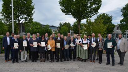 Bild: ak
15 Bürgerinnen und Bürger erhielten die Johann-Andreas-Schmeller-Medaille in Silber. Dazu gratulierten Landrat Roland Grillmeier und die Vertreter der Heimatkommunen.