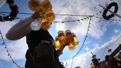 Symbolbild: picture alliance /dpa/Archivbild
Die Inflation macht auch vor der Wiesn-Maß nicht halt.