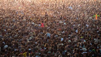 Bild: Daniel Karmann/dpa/Archivbild
Zahlreiche Besucher des Open-Air-Festivals "Rock im Park" im Jahr 2019 stehen vor einer Bühne.