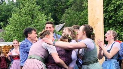 Bild: jp
Obwohl es aus Kübeln goss, stürmten die Kirwaleit auf das neue Oberkirwapaar zu und gratulierten Luisa Hirschmann und Sandro Gebhard überschwänglich.