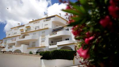 Bild: Armando Franca/AP/dpa
Der Apartmentkomplex an der portugiesischen Algarveküste, aus dem die kleine Maddie im Mai 2007 verschwand.