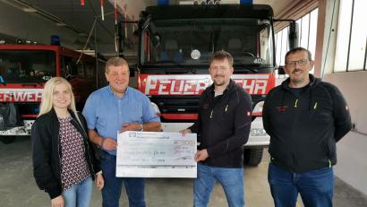 Bild: gz
Im Namen der Feuerwehr Eslarn überreichen Kommandant Georg Rauch (von rechts) und Vorsitzender Jürgen Bösl an Anton Wild, den Vorsitzenden der Ukrainehilfe, einen 300-Euro- Scheck. Feuerwehrfrau Alexandra Wild übergibt die bei der Vatertagsfeier gesammelten 150 Euro.