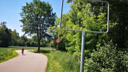 Bild: Thomas Dobler
Nur der Rahmen steht noch da, das Ortsschild mit der Aufschrift "Schwarzenfeld" wurde entwendet. Der Weg links ist die Gemeindeverbindungsstraße zwischen Schwarzenfeld und Brensdorf.