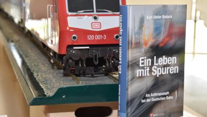 Bild: hcz
Karl-Dieter Bodack schreibt 2019 "Ein Leben mit Spuren. Als Anthroposoph bei der Deutschen Bahn." In dem Buch geht er auch näher auf den Konkurs der PFA Weiden ein.