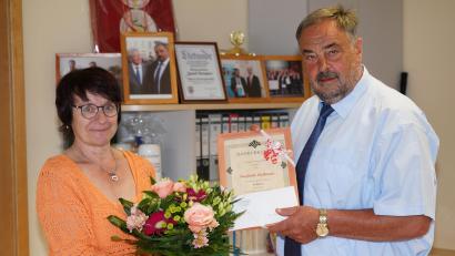 Bild: fvo
Bürgermeister Josef Beimler übergibt an Sieglinde Zielbauer Urkunde und Blumenstrauß zum 25-jährigen Dienstjubiläum.