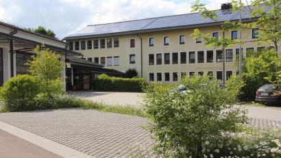 Bild: frd
Im Kreis-Schülerheim an der Berufsschule Neunburg vorm Wald sollen bald mehr Auszubildende Internats-Plätze finden. Das Dachgeschoss wird ausgebaut.
