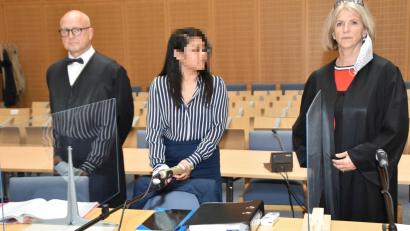 Archivbild: hcz
Jutta Carrington-Conerly (rechts) im Gerichtssaal. Im Rückblick auf ihre Karriere sagt sie heute: "Es geht mir um Fairness im Strafrecht."