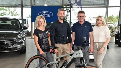 Bild: Andreas Royer
Seit 25 Jahren gehört Roman Devjatkov (Zweiter von links) zum Team des Autohauses Auers. Zu den ersten Gratulanten des Jubilars gehörten Geschäftsführer Winfried Auers (Zweiter von rechts) sowie die Assistentinnen der Geschäftsführung Veronika Agreiter (links) und Alina März (rechts).