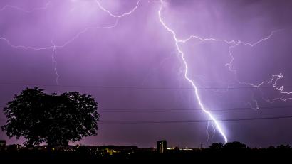 Symbolbild: Christoph Schmidt
So ganz kann sich das Wetter in der Oberpfalz am Wochenende nicht entscheiden. Auf schwüle Sommertemperaturen folgen Schauer und Gewitter.