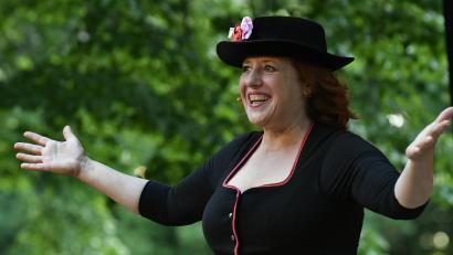 Bild: Petra Hartl
Luise Kinseher schlüpfte auf der Freilichtbühne auf dem Frohnberg in etliche Rollen und die Kabarettistin zeigte sich in jeder davon in Bestform.