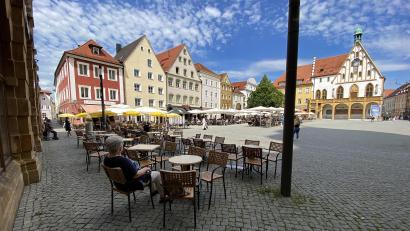 Bild: Petra Hartl
Viele Amberger stellen sich gerade die Frage: Wo sind eigentlich die Bänke vom Marktplatz hingekommen.