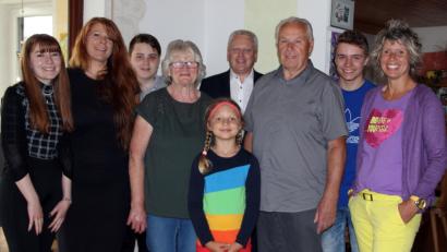 Bild: lep
Irmgard und Franz Wittmann sind 50 Jahre glücklich verheiratet. Kinder,Enkelkinder und Bürgermeister Jürgen Kürzinger gratulieren.