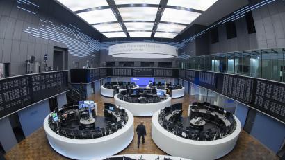 Symbolbild: Boris Roessler
Der Handelssaal der Börse in Frankfurt.