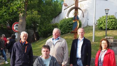 Bild: Maria Schlögl/exb
Über das neue Dorfkreuz in Oberköblitz freuten sich (von links) Albert Wildenauer, Reinhold Hauer, Hartinger Erwin, Konrad Kiener und Maria Schlögl.