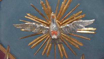 Symbolbild: wku
An Pfingsten feiert die Kirche das Kommen und Wirken des Heiligen Geistes, der als Taube dargestellt wird. Auf dem Kanzeldeckel an der Unterseite der Königsteiner St. Georgskirche ist eine solche Taube als Zeichen des Geistes Gottes zu sehen.
