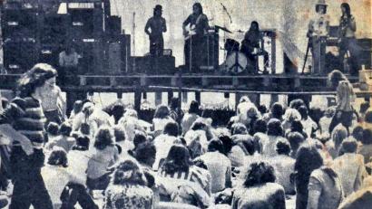 Archivbild: Maerke
Viele Fotos von dem Festival auf Gut Dietersberg vor 50 Jahren gibt es nicht mehr. Veranstalter Hans Eibauer hat einige Presseberichte dazu aufgehoben. Dieses Bild gehört zu dem Artikel einer fränkischen Zeitung aus dem Jahr 1972. Man sieht die Bühne und bekommt eine Ahnung von der großen Zahl der Konzertbesucher. Von denen waren nicht alle angezogen, wie man erkennen kann.