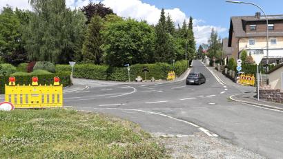 Bild: njn
Ab Dienstag ist der Kreuzungsbereich für den Verkehr gesperrt. Die Anwohner der (von links) Wetzldorfer Straße und der Thanner Straße müssen die Umleitung über Thann und Wetzldorf zur Staatsstraße 2181 in Kauf nehmen. Die Steinige Gasse (rechts) und der Naabweg sind über den Kühstein erreichbar.