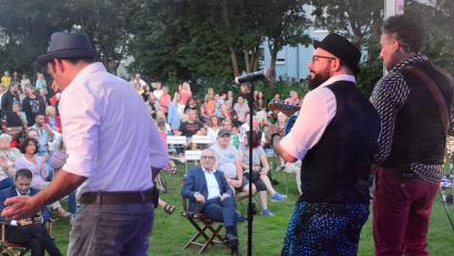Bild: Kunz
Heuer gibt es 16 Musik- und Tanzveranstaltungen bei den Sommer-Serenaden Weiden, die wieder an ihren alten Platz im Max-Reger-Park zurückkehren. Wie im Vorjahr beenden "I Dolci Signori" (Bild) die Konzertreihe.