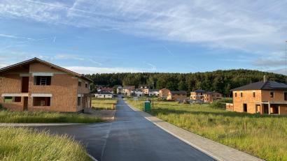 Bild: Hans Prechtl/exb
Innerhalb rund eines Jahres sind im zweiten Bauabschnitt Kornweg schon viele Häuser in die Höhe geschossen. Neubaugebiete bewahren Stulln vor einem Bevölkerungsrückgang,