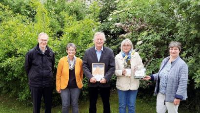 Bild: Posaunenchor/exb
Werner Georg Hofmann (Mitte) wurde für 60 Jahre Bläserdienst ausgezeichnet. Mit ihm freuten sich (v.l.) Markus Toesko und Brigitte Grüner sowie (v.r.) Kerstin Syttny und Ehefrau Dagmar Hofmann.