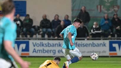 Archivbild: Ziegler
In dieser Szene spielt Giuliano Nyary (rechts) den Ammerthaler Torhüter Christopher Sommerer aus und traf gegen die DJK. Künftig spielen die beiden in einer Mannschaft.